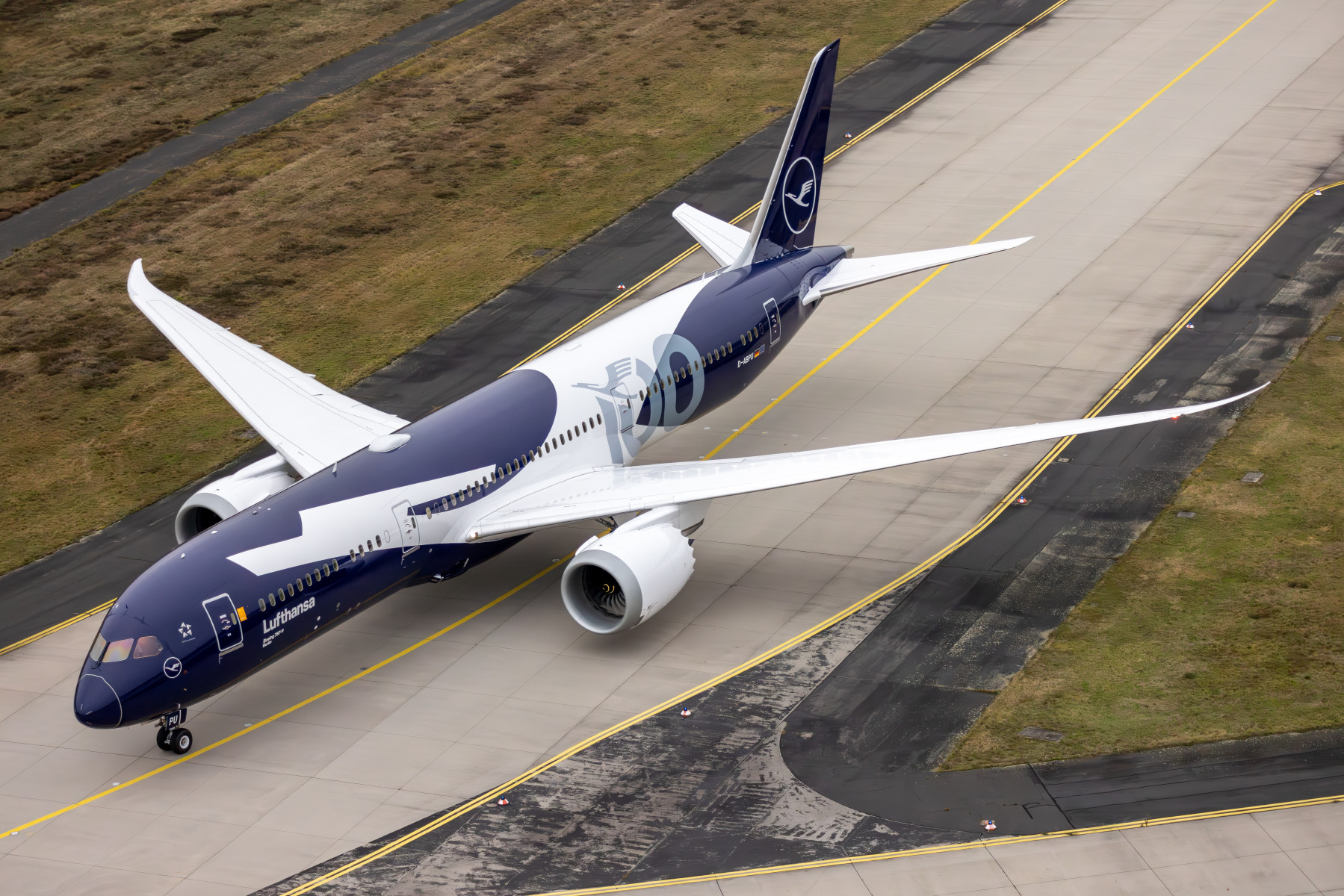 Lufthansa turns 100 in 2026 and this commemorative livery is unveiled on the new Boeing 787-9 'Berlin' in Frankfurt. Image: Lufthansa.